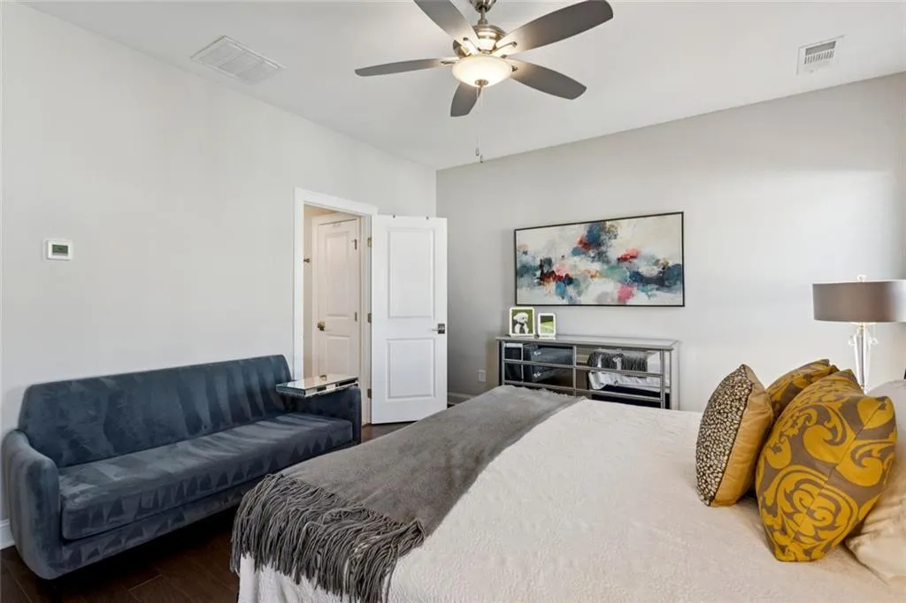 Sandy Springs, Georgia 30342, United States, 2 Bedrooms Bedrooms, ,3 BathroomsBathrooms,Residential,Active,212437