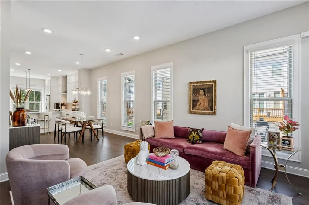 Sandy Springs, Georgia 30342, United States, 2 Bedrooms Bedrooms, ,3 BathroomsBathrooms,Residential,Active,212437