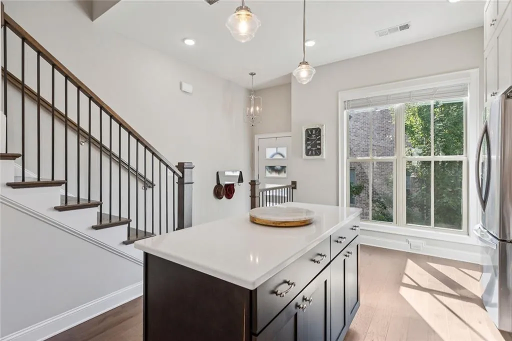 Sandy Springs, Georgia 30342, United States, 2 Bedrooms Bedrooms, ,3 BathroomsBathrooms,Residential,Active,212437