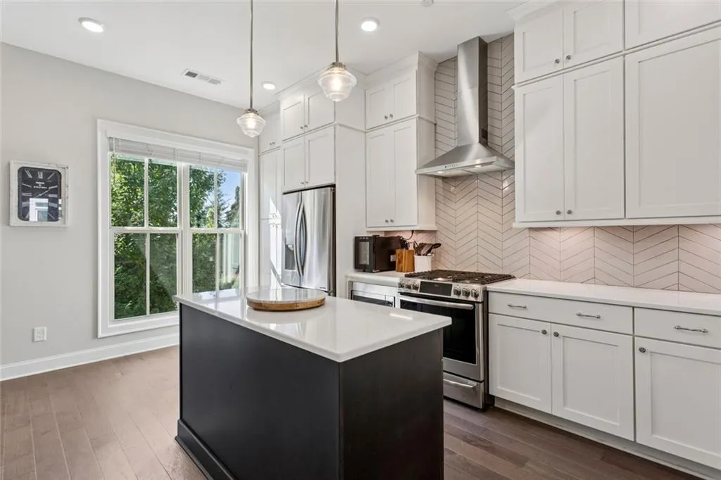 Sandy Springs, Georgia 30342, United States, 2 Bedrooms Bedrooms, ,3 BathroomsBathrooms,Residential,Active,212437