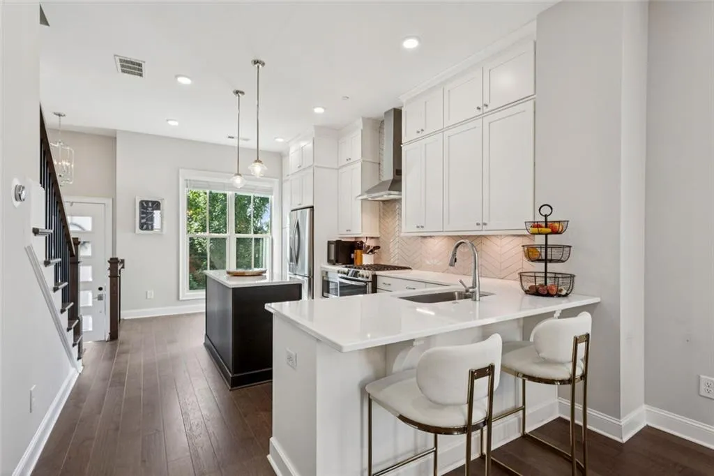 Sandy Springs, Georgia 30342, United States, 2 Bedrooms Bedrooms, ,3 BathroomsBathrooms,Residential,Active,212437