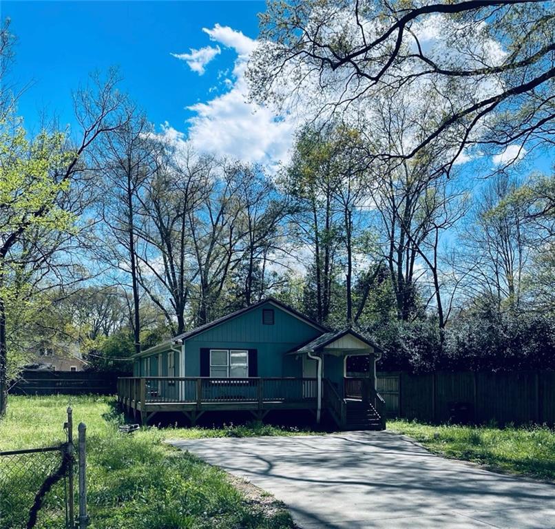 **PRICED BELOW MARKET VALUE** Just minutes, or even a short walk, from the heart of downtown Cartersville, this charming and cozy home offers the perfect blend of convenience and affordability. Whether you're looking for your first home, an ideal flip, or a place to downsize, this gem has endless potential. There is strong rental demand in this area, making this home ideal for an investment property. Enjoy easy access to local shops, restaurants, and parks, all while tucked away in a quiet, established neighborhood. Dont miss your chance to own a well-located home at an UNBEATABLE PRICE!