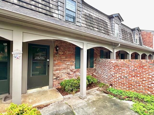 This home is professionally managed by Onyx Realty. Welcome to your home oasis!! PRIME, SOUGHT AFTER LOCATION in the heart of DORAVILLE / CHAMBLEE! Conveniently close to shops, groceries, restaurants, major roads, parks - I285, I85, BUFORD HWY, PEACHTREE IND RD, CLAIRMONT RD, etc!
Beautiful traditional, colonial style townhouse. Quiet community with many amendities to enjoy with the family all year round - SWIMMING POOL, BBQ GRILL AREA , TENNIS COURTS, BASKETBALL COURTS, FITNESS CENTER, AND MORE!
This townhouse offers NO CARPET, entirely LVP and tile throughout the entire home! Main floor welcomes you into the living room, leading into the dining room and kitchen. Kitchen offers white cabinets and eat in / dining area, SS APPLIANCES, and more! DOUBLE PATIO in the front and rear of the house perfect for your morning coffee!
Upstairs you have both rooms with renovated bathroom! WASHER / DRYER included for your use! PET FRIENDLY! ASSIGNED PARKING AND PLENTY OF PARKING FOR GUESTS $50 MONTHLY FEE FOR WATER/SEWAGE/TRASH. $75 APPLICATION FEE. $150 MOVE-IN/MOVE-OUT ADMIN FEE. SCHEDULE YOUR SHOWING TODAY!