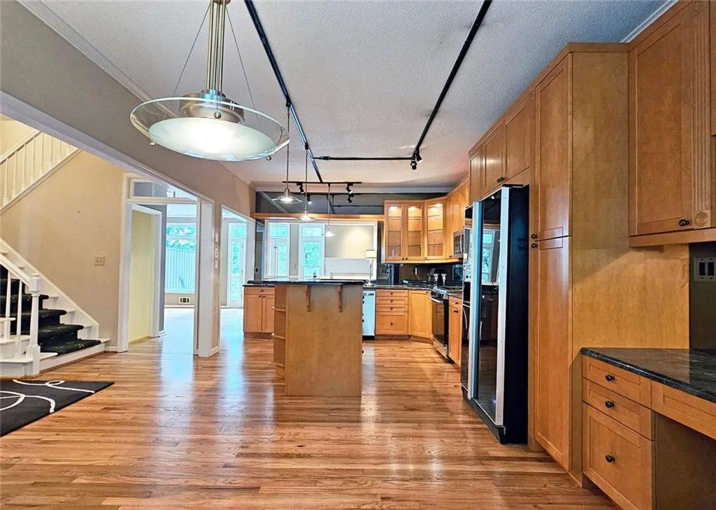 Roswell, Georgia 30075, United States, 3 Bedrooms Bedrooms, ,3 BathroomsBathrooms,Residential,Pending,192497