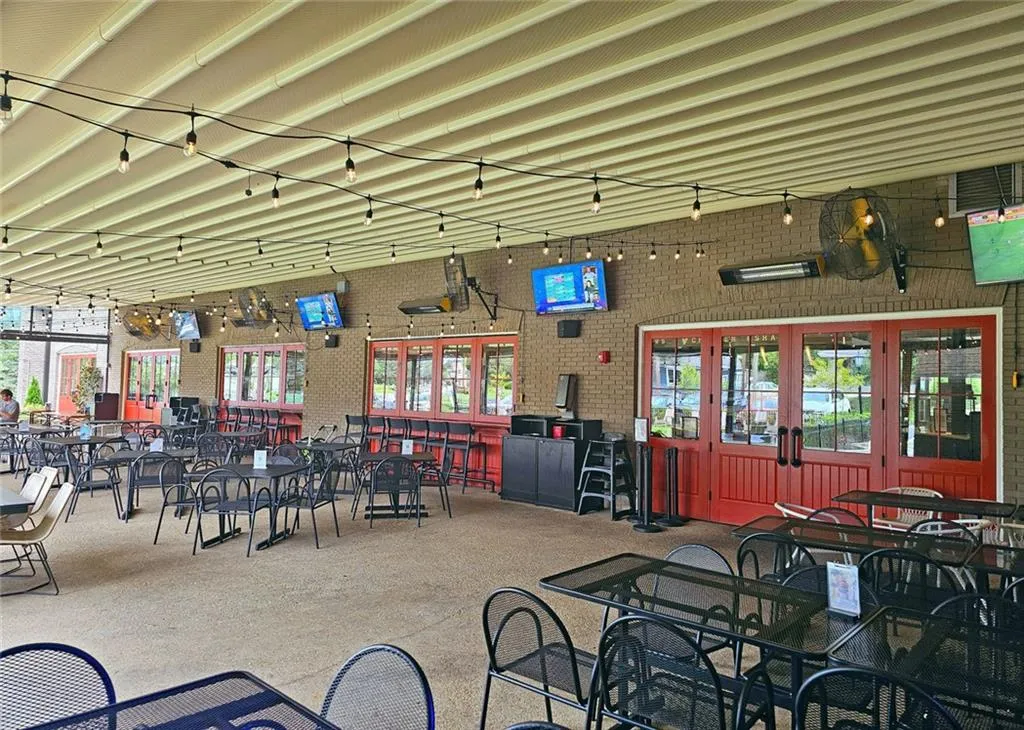 Roswell, Georgia 30075, United States, 3 Bedrooms Bedrooms, ,3 BathroomsBathrooms,Residential,Pending,192497