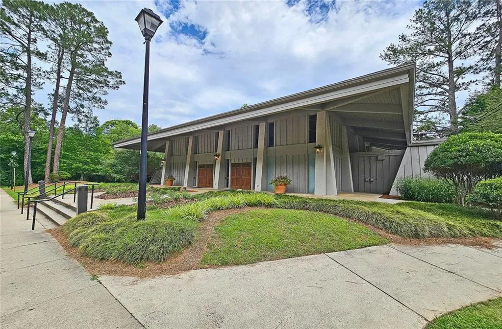 Roswell, Georgia 30075, United States, 3 Bedrooms Bedrooms, ,3 BathroomsBathrooms,Residential,Pending,192497