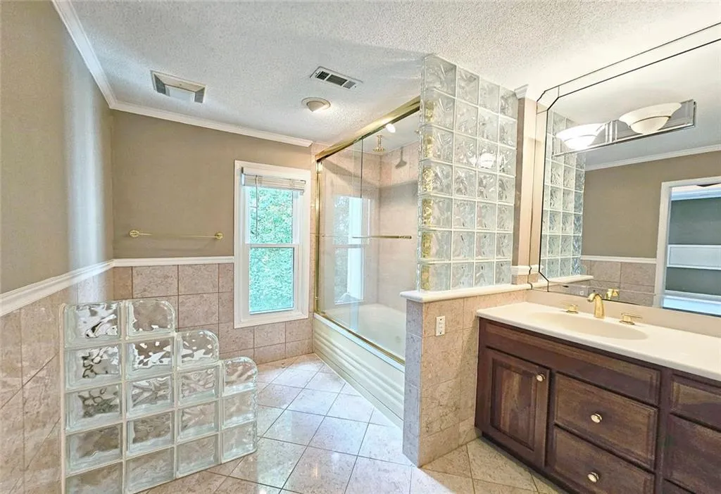 Roswell, Georgia 30075, United States, 3 Bedrooms Bedrooms, ,3 BathroomsBathrooms,Residential,Pending,192497