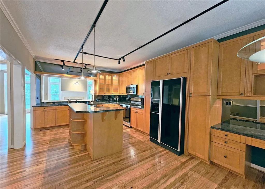 Roswell, Georgia 30075, United States, 3 Bedrooms Bedrooms, ,3 BathroomsBathrooms,Residential,Pending,192497