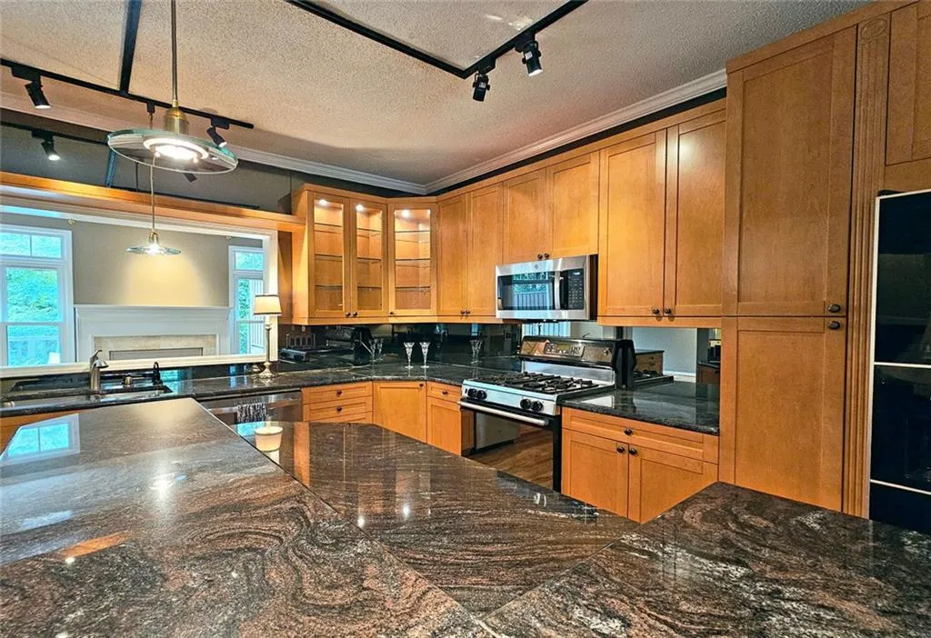 Roswell, Georgia 30075, United States, 3 Bedrooms Bedrooms, ,3 BathroomsBathrooms,Residential,Pending,192497