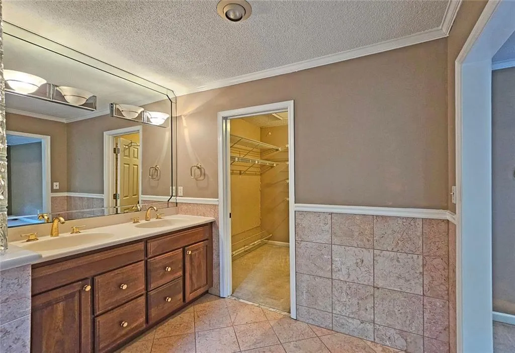 Roswell, Georgia 30075, United States, 3 Bedrooms Bedrooms, ,3 BathroomsBathrooms,Residential,Pending,192497