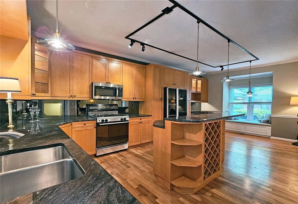 Roswell, Georgia 30075, United States, 3 Bedrooms Bedrooms, ,3 BathroomsBathrooms,Residential,Pending,192497