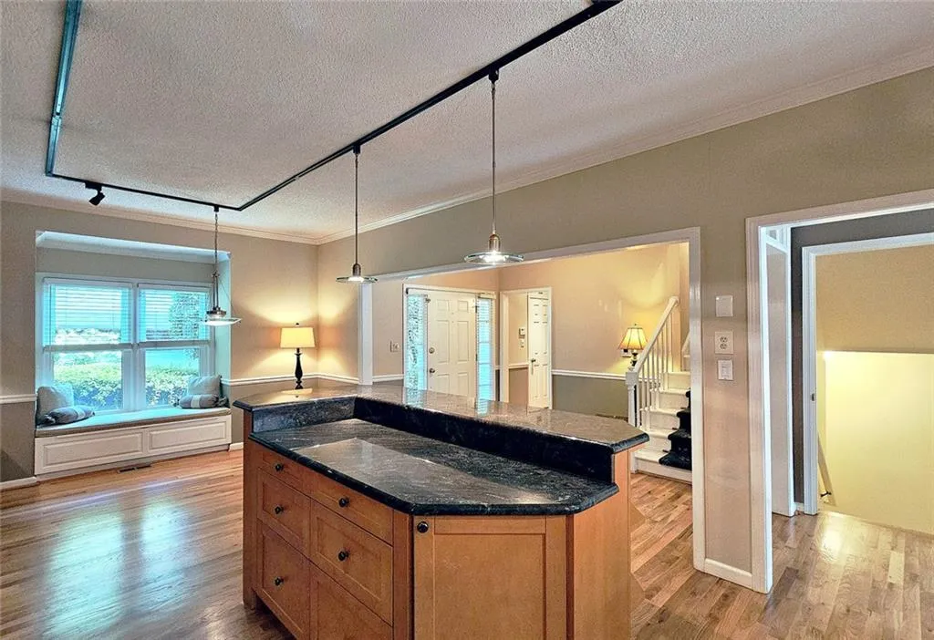 Roswell, Georgia 30075, United States, 3 Bedrooms Bedrooms, ,3 BathroomsBathrooms,Residential,Pending,192497