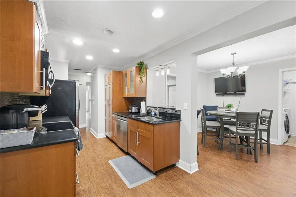 Atlanta, Georgia 30324, United States, 3 Bedrooms Bedrooms, ,2 BathroomsBathrooms,Residential,Active,96551