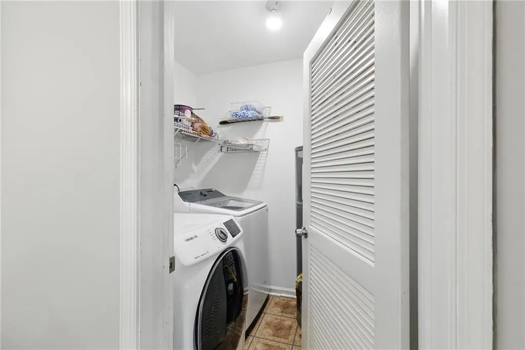 Atlanta, Georgia 30324, United States, 3 Bedrooms Bedrooms, ,2 BathroomsBathrooms,Residential,Active,96551