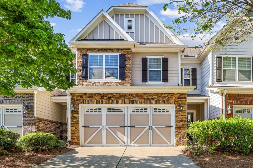 Spacious 3 bedroom townhouse in the midst of city of Cumming . Very close to shopping, schools, greenway trails, fowler park and many more. This townhouse is located in a neighborhood with great amenities like lighted tennis courts, and a good size swimming pool to relax in summers.