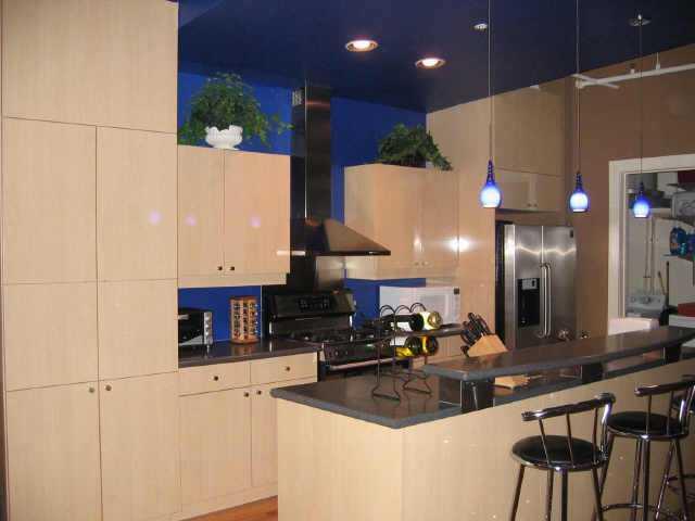 PRICED TO SELL! ONE OF THE LARGEST 1BR LOFTS IN MIDTOWN'S MOST UPSCALE BLDG. HDWD FLOORS,SIEMATIC CABINETS,DARK CORIAN COUNTERS,SS APPLS, JET TUB/SEP SHOWER,HUGE CLOSET. 13' CEILING, BALCONY. HOA INCLUDES CONCIERGE, INSURANCE,CABLE, T3 INT,GAS,GYM,POOL,PARKING.