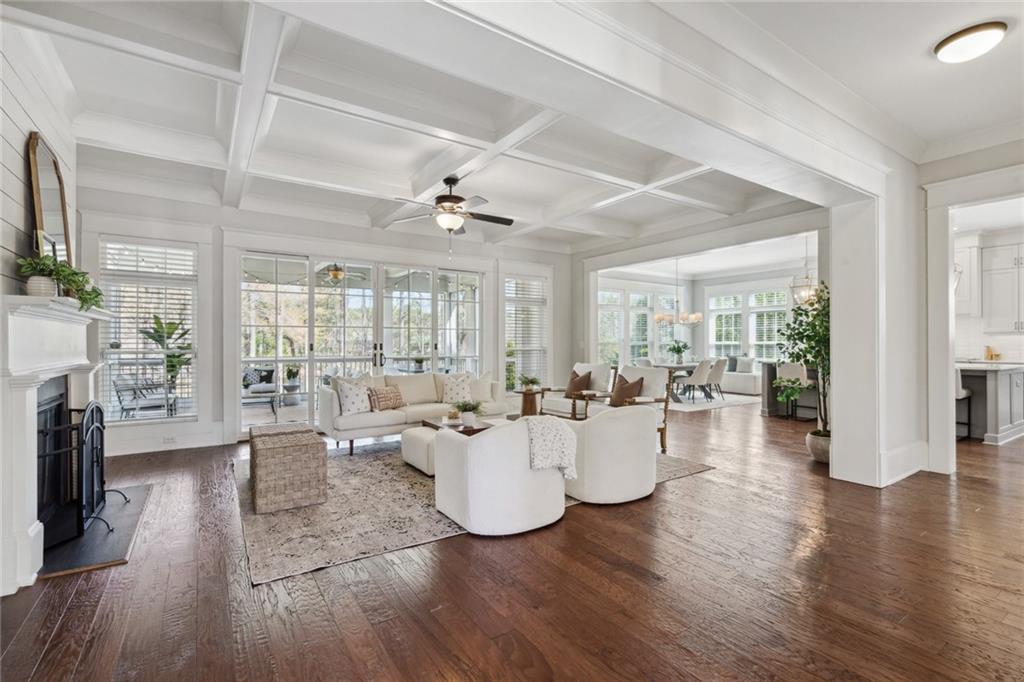 FIVE LAKESIDE - Residential