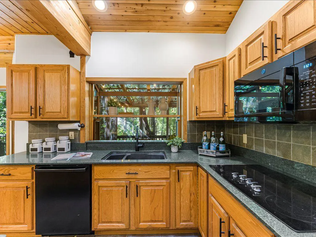 Woodstock, Georgia 30188, United States, 4 Bedrooms Bedrooms, ,4 BathroomsBathrooms,Residential,Active,208373