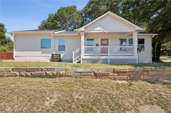 112 E STEPHENS ST, WINDER, GA 30680 - Image e2cecab00d0456edbcea56ace10bc68c/4123901506