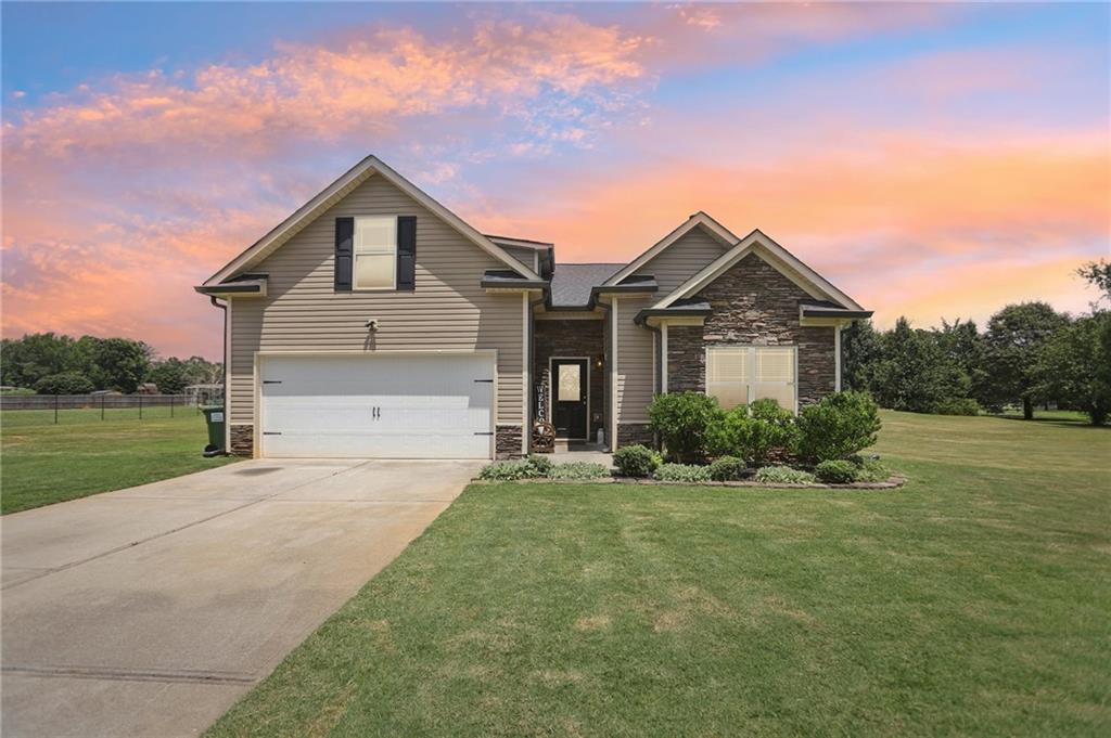 Bright, Spacious, and Full of Charm – Ranch Home on Nearly an Acre in Carrollton, GA
Welcome to 113 Richmond Dr, a beautifully maintained ranch home for sale in Carrollton, GA, where comfort meets convenience. This charming property features stone-accented curb appeal and is located on a quiet cul-de-sac in a no-HOA community, offering both privacy and space. With nearly one acre of land and easy access to I-20, this home combines peaceful living with a quick commute to surrounding areas.
Inside, you’ll find a large, open-concept great room that seamlessly connects the kitchen, dining, and family room—perfect for entertaining or relaxing by the fireplace. The bright, airy kitchen boasts granite countertops, abundant cabinetry, and plenty of natural light. The spacious master suite provides a true retreat with a walk-in closet, double vanities, a soaking tub, and a separate shower.
Upstairs, the finished bonus room offers a private bedroom and full bath, making it ideal for guests, a home office, or multi-generational living. Step outside to a fenced backyard with a covered patio awning, perfect for year-round gatherings. Additional highlights include a large storage shed, an oversized two-car garage, and a lot just shy of an acre—providing plenty of space for outdoor activities.
If you’re looking for a Carrollton, GA home for sale that offers space, style, and convenience, 113 Richmond Dr is move-in ready and waiting for you.