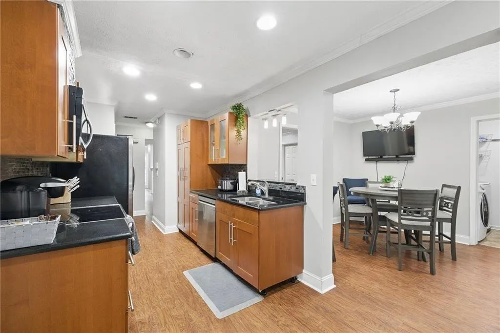 Atlanta, Georgia 30324, United States, 3 Bedrooms Bedrooms, ,2 BathroomsBathrooms,Residential,Active,220095