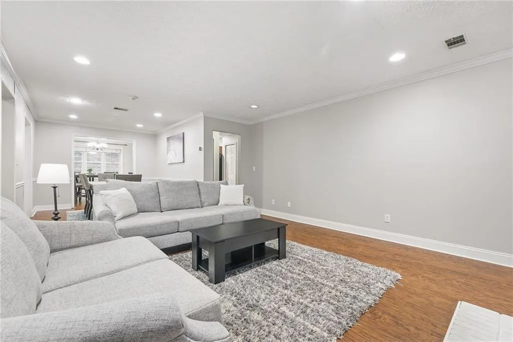 Atlanta, Georgia 30324, United States, 3 Bedrooms Bedrooms, ,2 BathroomsBathrooms,Residential,Active,220095