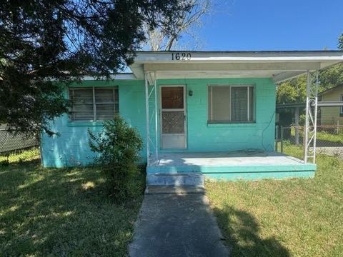 Single Family Residence in Savannah GA 1620 New Castle Street.jpg