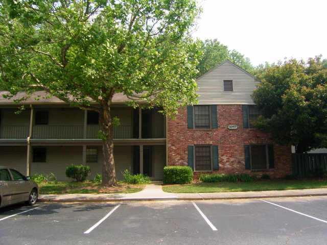 Renovated 3 Bedrooms 2 Full Bathrooms, Large Living and Dinning Room,Washer/Dryer con,Hardwood and Tile floors,Crown Molding,Private Fenced Yard, Move-In Condition!