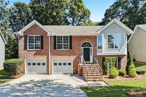 Homes For Sale - 390 Oak Vista Court<br/> Lawrenceville, GA 30044