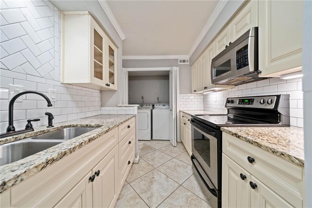 Welcome home to this stylish 2-bedroom, 2-bath condo in the gated Cross Creek community! Featuring a spacious roommate floor plan, updated kitchen and baths, sunroom with barn door, and plenty of natural light, it’s perfect for relaxing or entertaining. Enjoy resort-style amenities: golf course, pools, tennis, fitness center, clubhouse, and 24-hour security — all just minutes from Midtown and Downtown. Schedule your private tour & Apply today!
