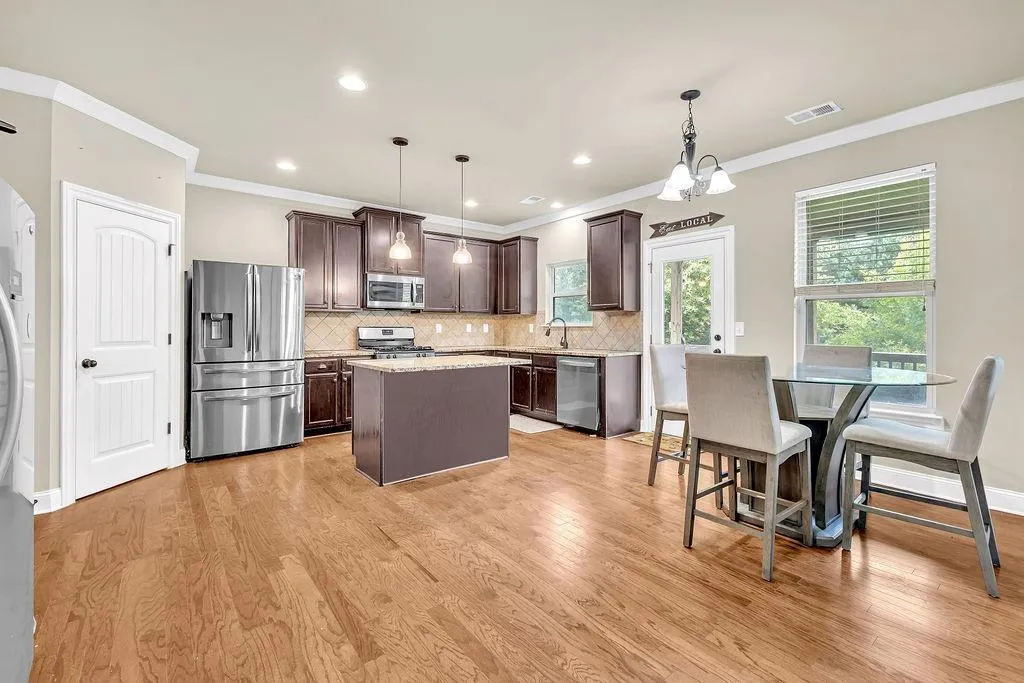 Atlanta, Georgia 30331, United States, 6 Bedrooms Bedrooms, ,4 BathroomsBathrooms,Residential,Pending,156387