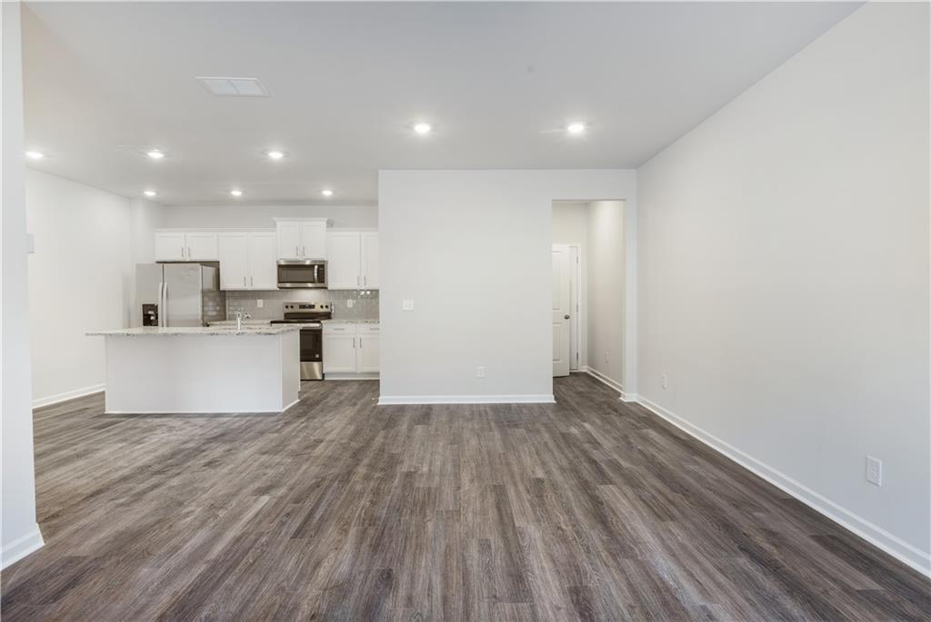 405 Whitehorse Way 40