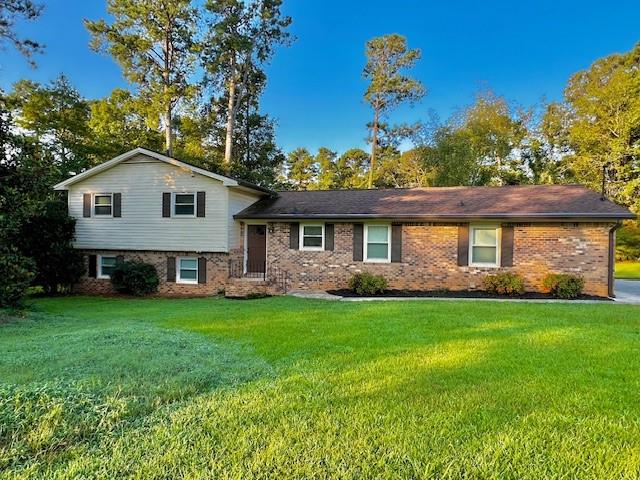 This home is professionally managed by Onyx Realty. Welcome to your home oasis!! PRIME, SOUGHT AFTER LOCATION in the heart of MARIETTA! Conveniently close to shops, groceries, restaurants, major roads, parks - DOBBINS ARB, WALMART, GOLF COURSES, WINDY HILL RD, AUSTELL RD, etc!
Beautiful, classical, split level house situated in a friendly, quiet community! 4 bed 2 full bath with 2 living / family room spaces. NO CARPET, COMPLETELY HARDWOOD THROUGHOUT THE ENTIRE HOUSE! On the main level, you are welcomed by the mini foyer, leading into the kitchen and living room/dining room. Kitchen offers brilliant green cabinets, SS APPLIANCES, stone countertops, mosaic tile style backsplash , eat in area, and more! Past the kitchen, you have the living room which can also be your traditional dining room. DOWNSTAIRS, you have one bed, one bath, and one additional living room area with access to the backyard! Bonus room is great to flex into office / gym / family den and more! UPSTAIRS you have 3 beds and 1 full bath to unwind and relax.
IN-UNIT WASHER & DRYER FOR YOUR USE! LARGE CLOSET SPACE, PLENTY OF SUNLIGHT, HUGE BACKYARD, AND MORE! AMPLE PARKING OFFERING TWO CAR GARAGE & LONG DRIVEWAY! $75 APPLICATION FEE. $150 MOVE-IN/MOVE-OUT ADMIN FEE. SCHEDULE YOUR SHOWING TODAY!