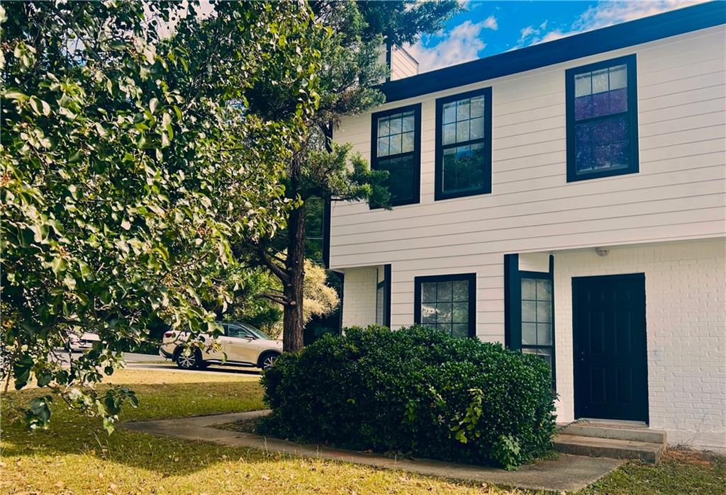 DOWNTOWN WOODSTOCK LIVING! APPROX ONE BLOCK off MAIN ST, WALK TO DOWNTOWN, NO PET RENT, your furry friends are welcome here. Your very own quaint townhome, approximately one block off square, walk/bike/golf-cart on Woodstock sidewalks to local restaurants, pubs, work-out/yoga studios, spas and shopping. Located on a corner lot, this unit has largest lot in SD with side and front yard, privacy fenced backyard, private driveway and parking, no HOA, and we are pet-friendly! Recently updated with NEW roof, siding, flooring, fixtures, new "smart" range this cozy townhouse features 3 bedroom, 2 full bath up, with living room, 1/2 bath, large walk in pantry/storage, dining area and kitchen on main, laundry closet off kitchen. Favorite feature is the concrete patio and privacy fenced backyard, bring your white lights, wine, snacks and grill and enjoy your own private entertaining and relaxing "space' with downtown living!! Due to its corner location at subdivision entrance, with only one-side neighbor and wrap around yard, this unit is one of most-desired in this area. Small neighborhood, only 31 units, with a settled residential vibe, there are no large-complex traffic, rules and HOAs to contend with! Nearby greenspace, sidewalks, dog park, downtown Woodstock around the corner, attend concerts, dine out and walk home! This townhome is rarely available and has a highly-desired location, request an application link and showing see details below. Up to two acceptable pets rent-free. Owner/agent. Home is currently OCCUPIED, do not disturb residents. Available to show 8/15 as granite being installed.