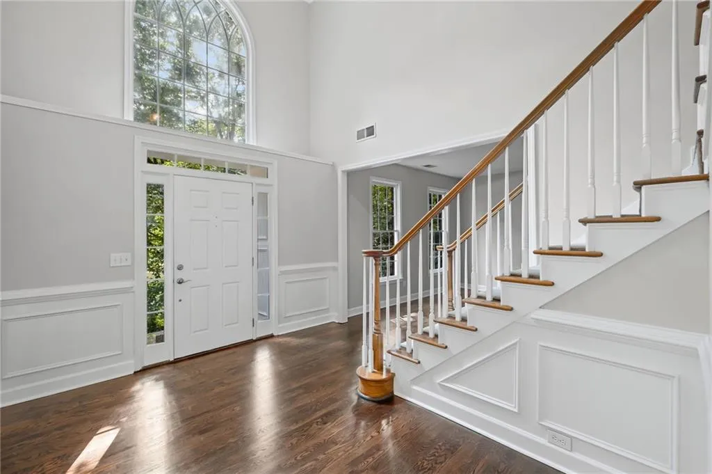 Roswell, Georgia 30075, United States, 5 Bedrooms Bedrooms, ,4 BathroomsBathrooms,Residential,Pending,212439