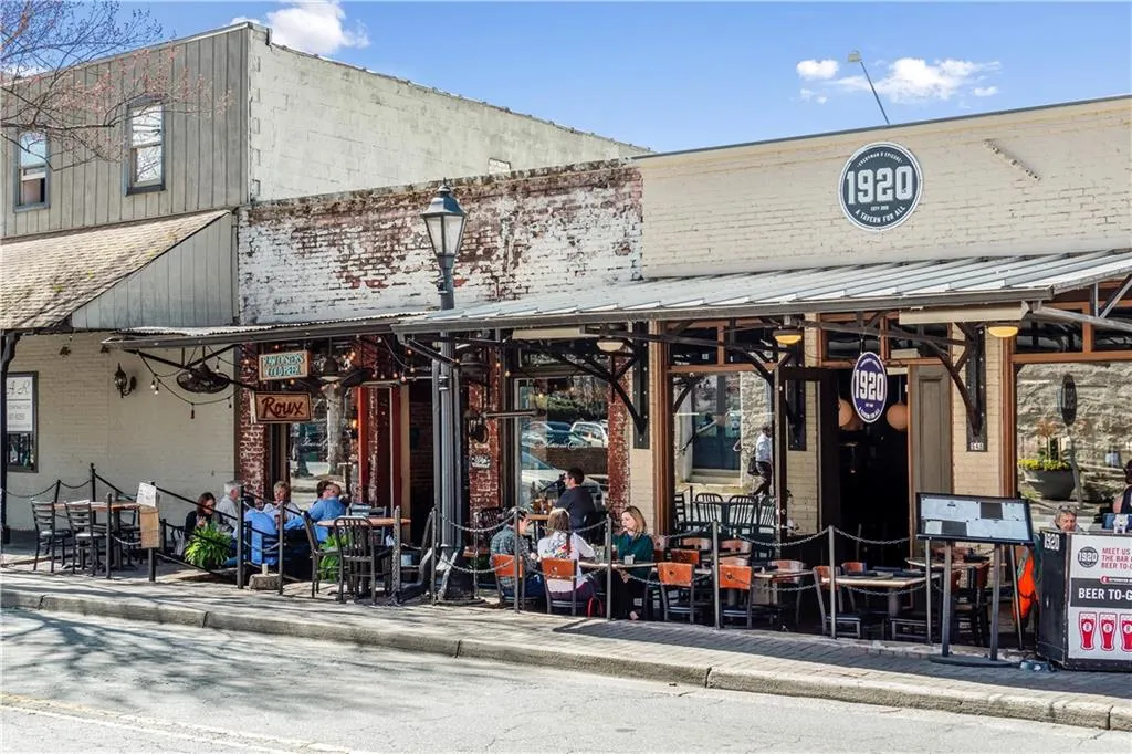 Roswell, Georgia 30075, United States, 5 Bedrooms Bedrooms, ,4 BathroomsBathrooms,Residential,Pending,212439