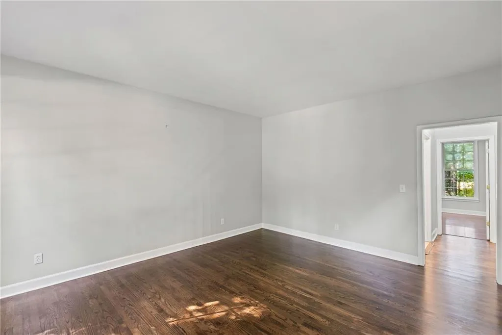 Roswell, Georgia 30075, United States, 5 Bedrooms Bedrooms, ,4 BathroomsBathrooms,Residential,Pending,212439