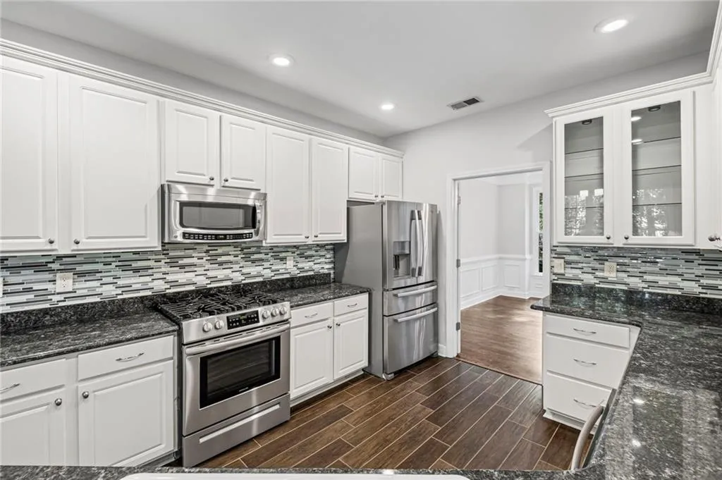 Roswell, Georgia 30075, United States, 5 Bedrooms Bedrooms, ,4 BathroomsBathrooms,Residential,Pending,212439