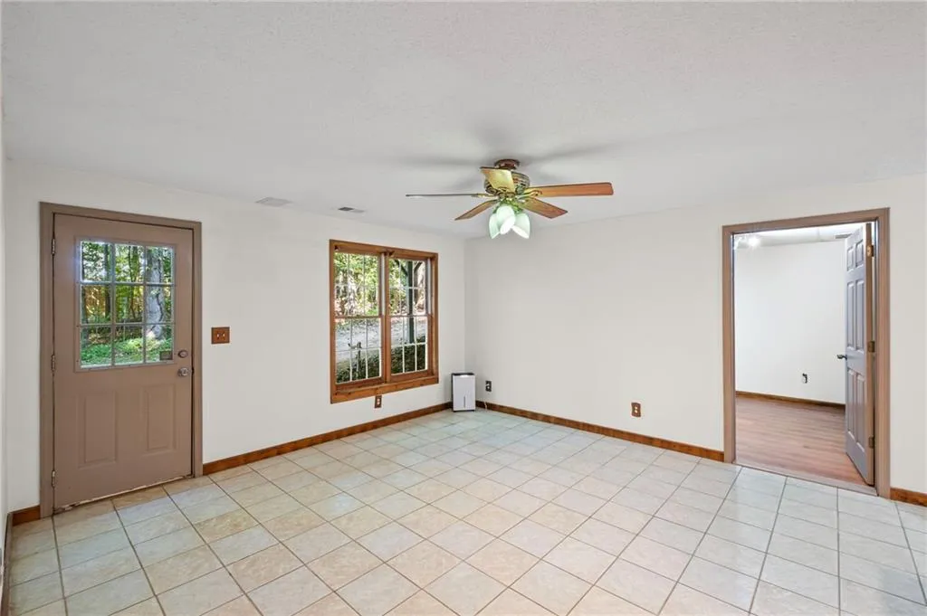 Roswell, Georgia 30075, United States, 5 Bedrooms Bedrooms, ,4 BathroomsBathrooms,Residential,Pending,212439