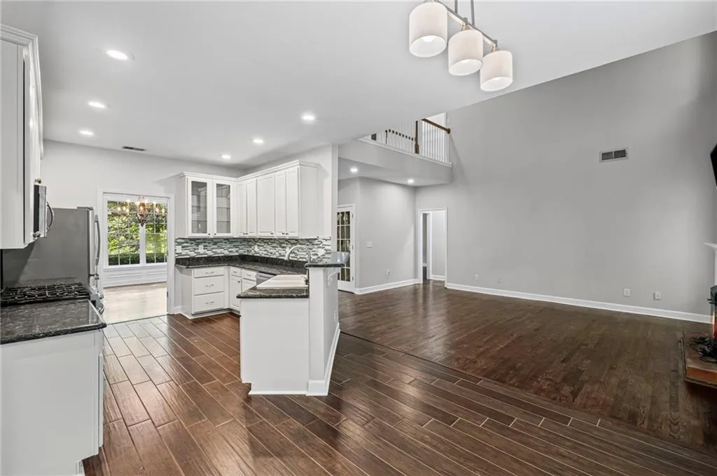 Roswell, Georgia 30075, United States, 5 Bedrooms Bedrooms, ,4 BathroomsBathrooms,Residential,Pending,212439