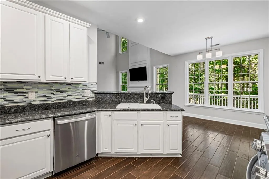 Roswell, Georgia 30075, United States, 5 Bedrooms Bedrooms, ,4 BathroomsBathrooms,Residential,Pending,212439