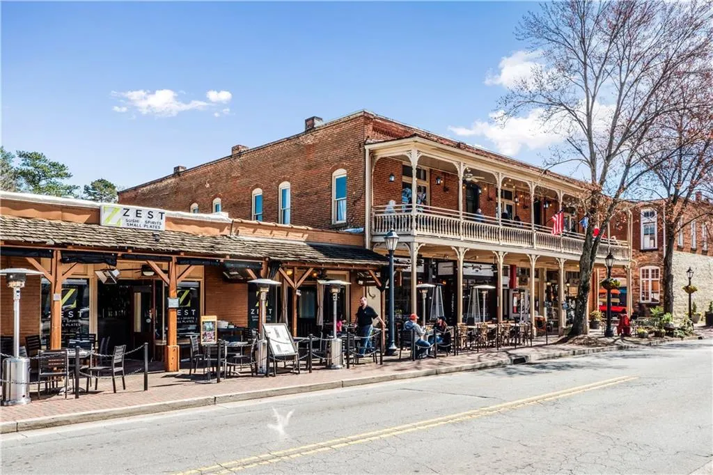 Roswell, Georgia 30075, United States, 5 Bedrooms Bedrooms, ,4 BathroomsBathrooms,Residential,Pending,212439