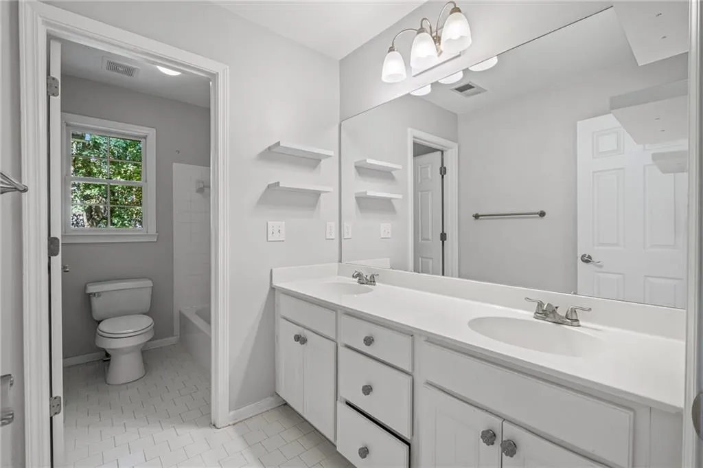 Roswell, Georgia 30075, United States, 5 Bedrooms Bedrooms, ,4 BathroomsBathrooms,Residential,Pending,212439