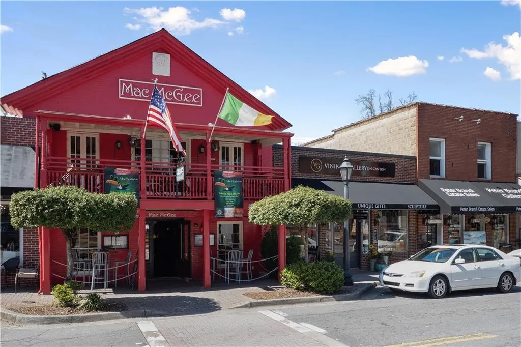 Roswell, Georgia 30075, United States, 5 Bedrooms Bedrooms, ,4 BathroomsBathrooms,Residential,Pending,212439