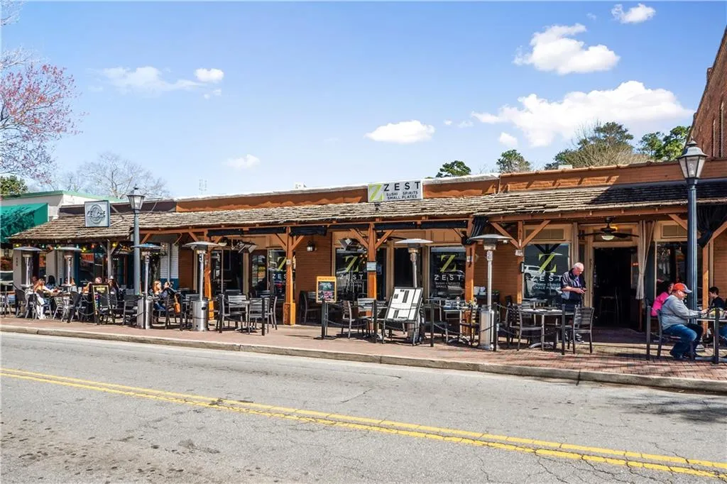 Roswell, Georgia 30075, United States, 5 Bedrooms Bedrooms, ,4 BathroomsBathrooms,Residential,Pending,212439