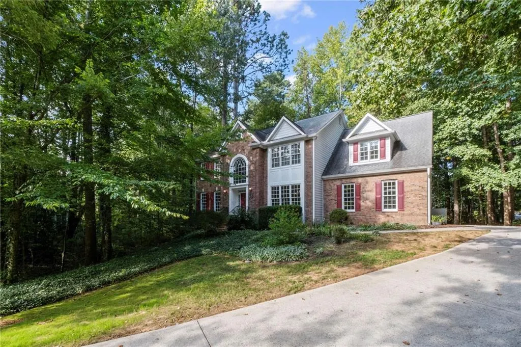 Roswell, Georgia 30075, United States, 5 Bedrooms Bedrooms, ,4 BathroomsBathrooms,Residential,Pending,212439