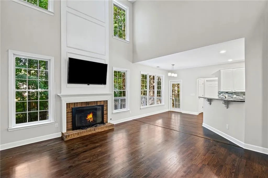 Roswell, Georgia 30075, United States, 5 Bedrooms Bedrooms, ,4 BathroomsBathrooms,Residential,Pending,212439