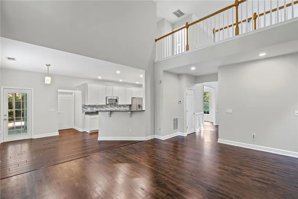 Roswell, Georgia 30075, United States, 5 Bedrooms Bedrooms, ,4 BathroomsBathrooms,Residential,Pending,212439