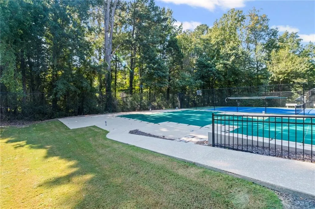 Roswell, Georgia 30075, United States, 5 Bedrooms Bedrooms, ,4 BathroomsBathrooms,Residential,Pending,212439