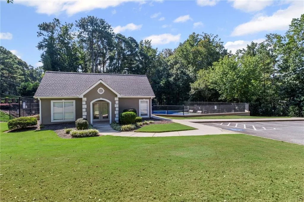 Roswell, Georgia 30075, United States, 5 Bedrooms Bedrooms, ,4 BathroomsBathrooms,Residential,Pending,212439